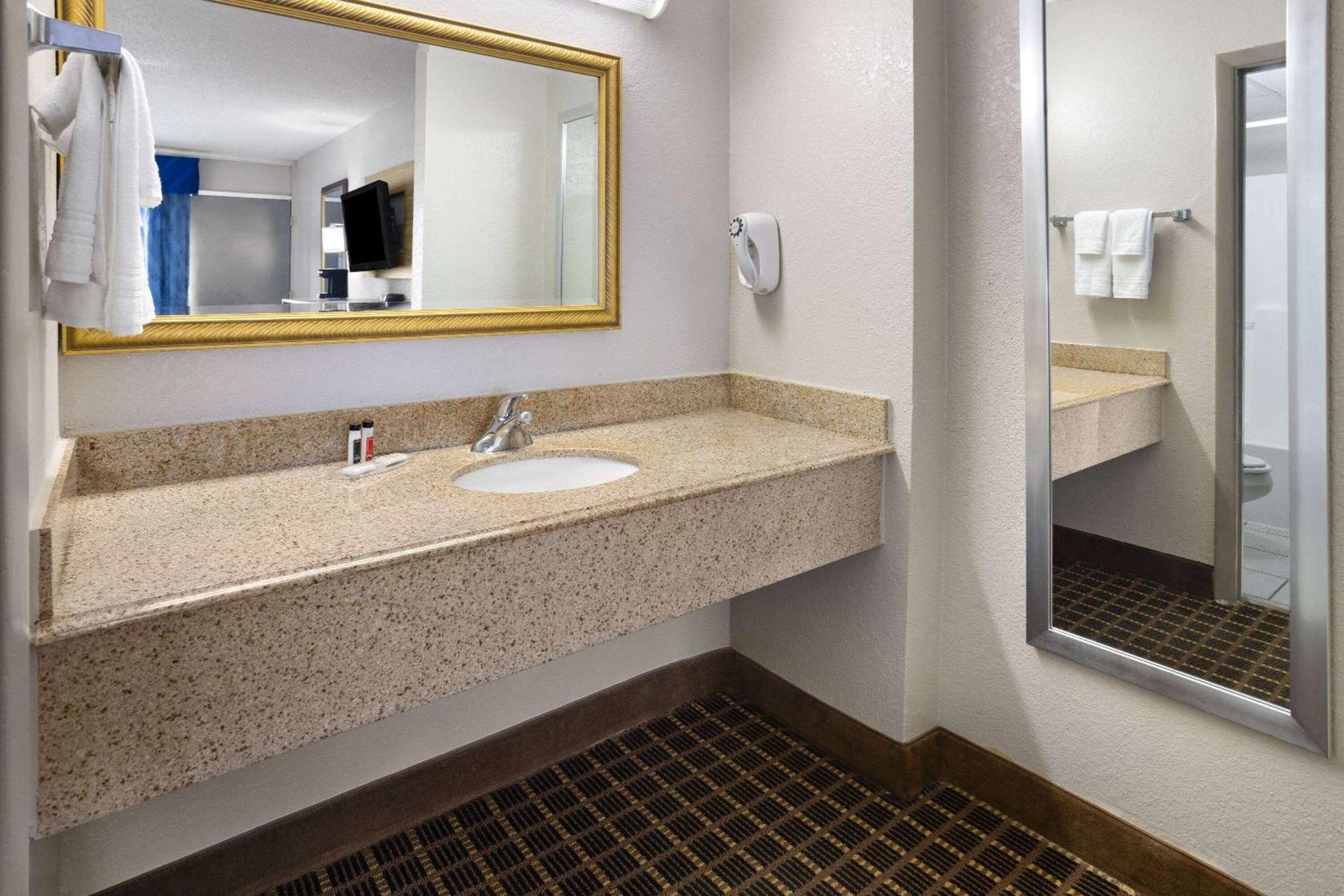 Days Inn By Wyndham Waycross Zewnętrze zdjęcie